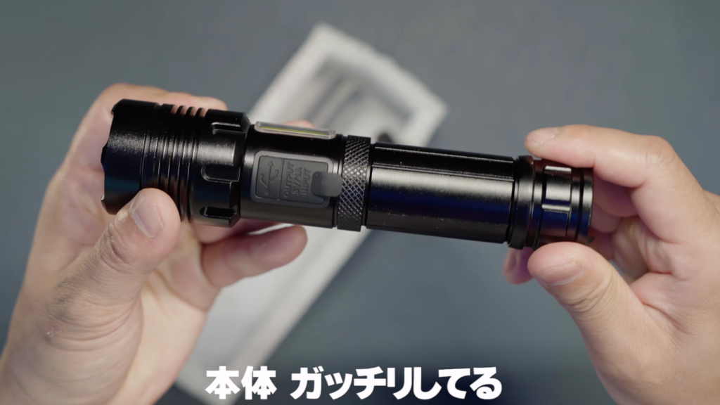 アルミ削り出しで重厚感のあるXHP160 LED懐中電灯の本体