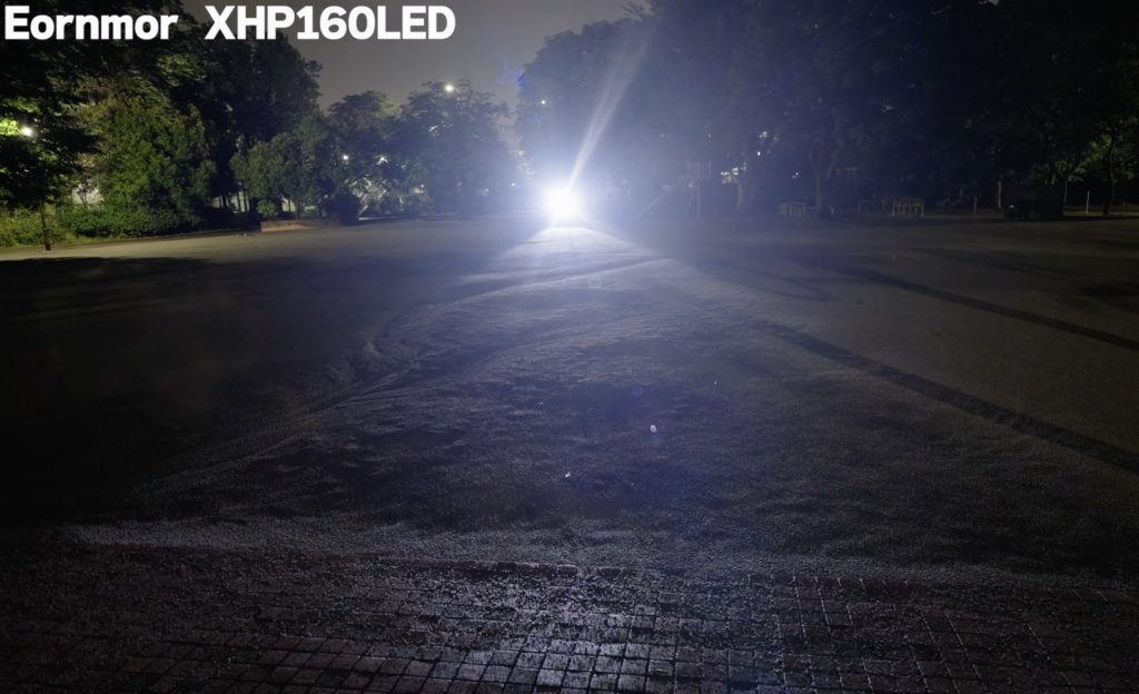 XHP160を狭めて照射したときに出る四角い格子状の影